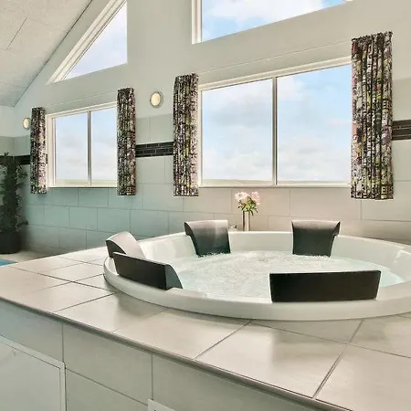 Vejlby Sleeps 22 Pool Wifi * Vejlby (Harboore)